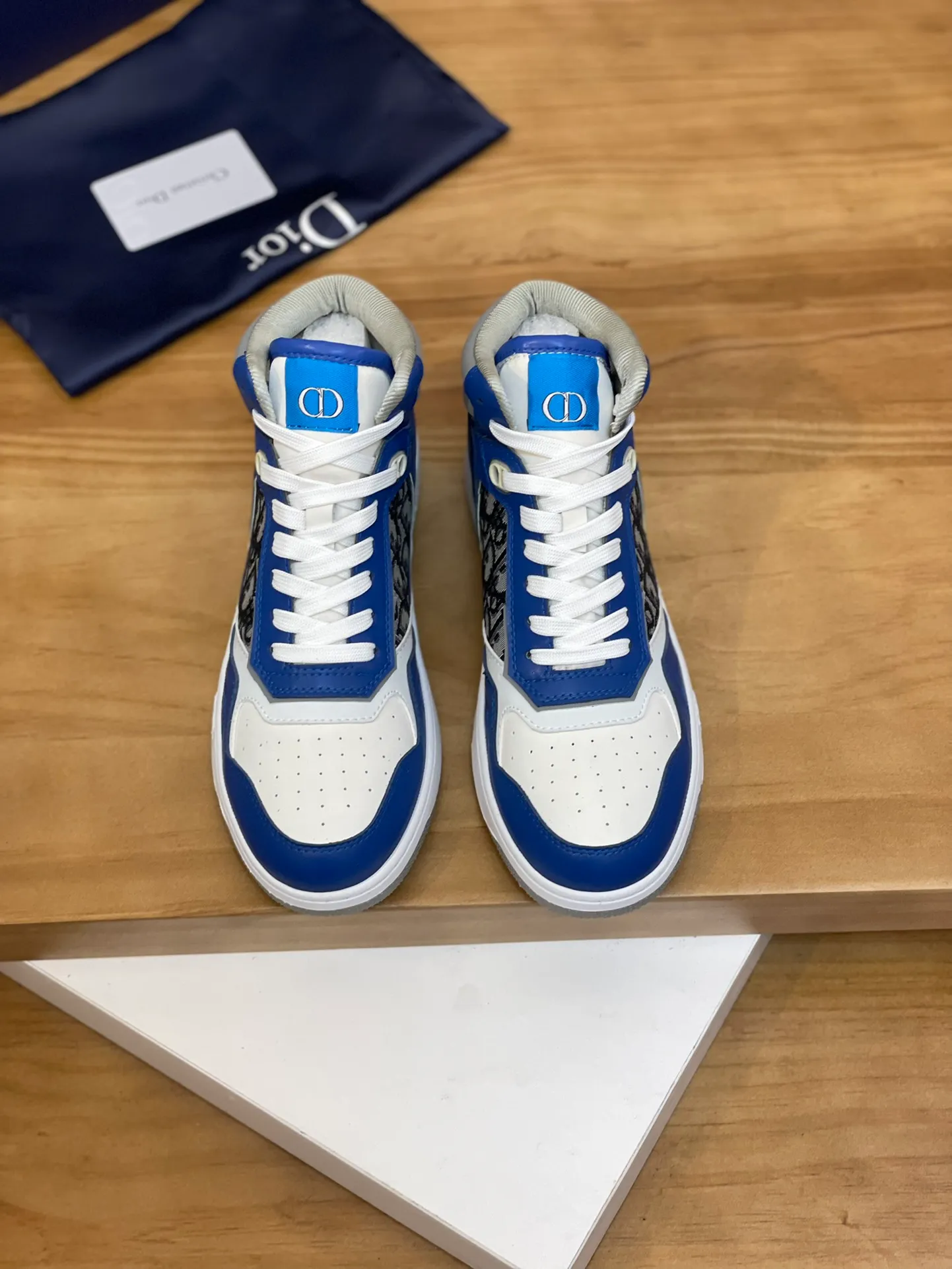 Men's shoes: 💰P460¥ Product trademark: Dior* "Dior*" high-top casual shoes Regular size: 38-44 (can be customized to 45.46) Product materials: Upper imported cowhide stitched with original fabric, breathable lining, original outsole. Number: 1006